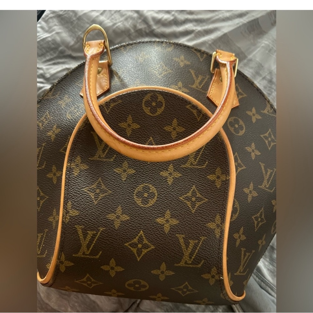 LV ELLIPSE BAG. BEAUTIFUL CONDITION. JUST SMALL MARK ON INSIDE POCKET.